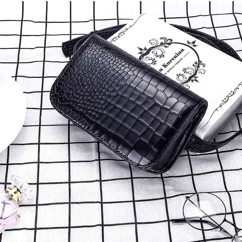 Waist Bag in Faux Crocodile Leather, adjustable strap magnetic closure (NWOT)